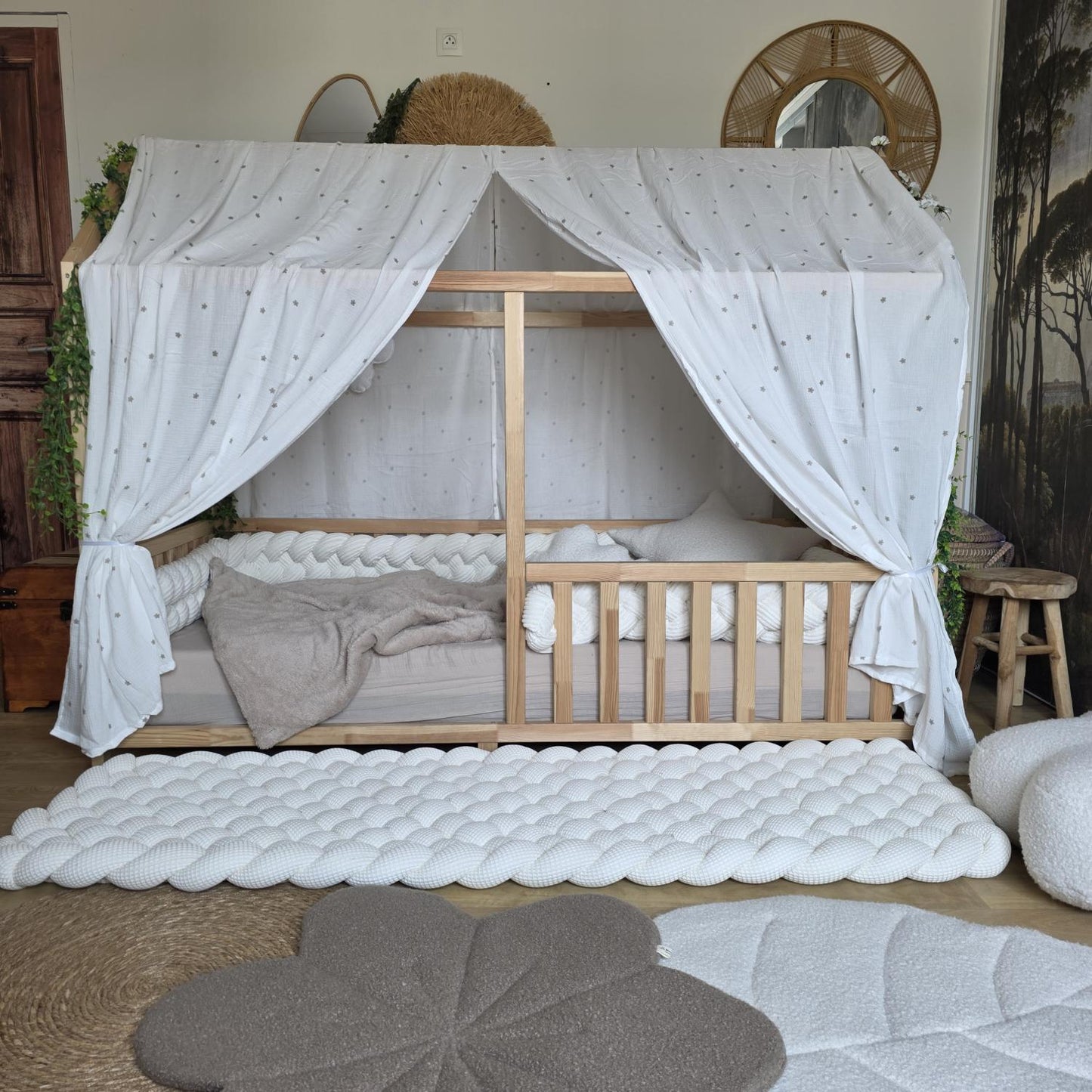 Ciel de lit cabane modèle A fleurs grises