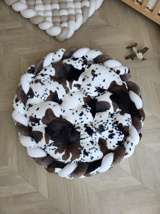 Tapis rond Vache avec tresse 3 brins vache , doudou marron et doudou blanc 100cm