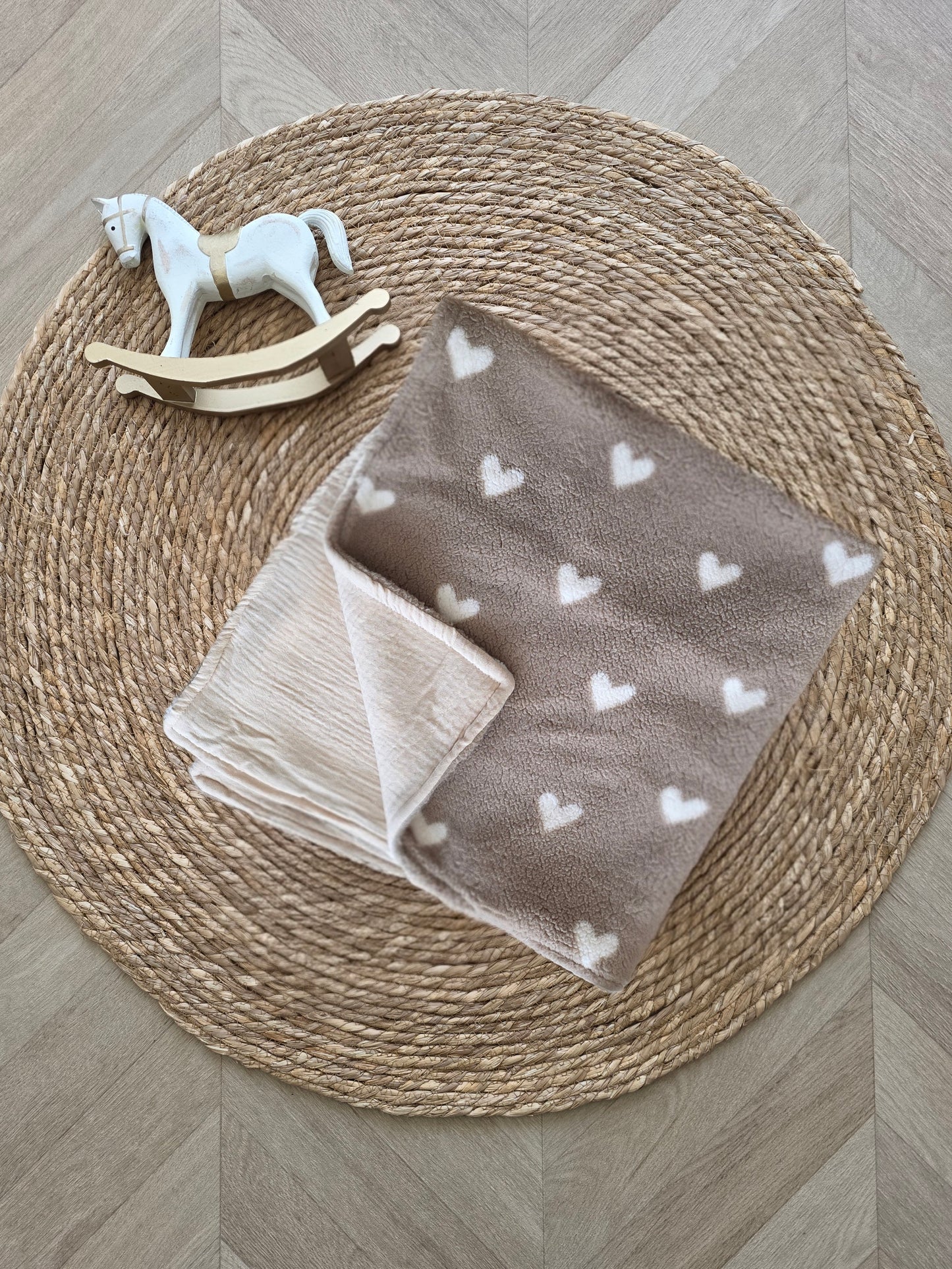 Couverture 75x75cm fine teddy marron et cœur beige