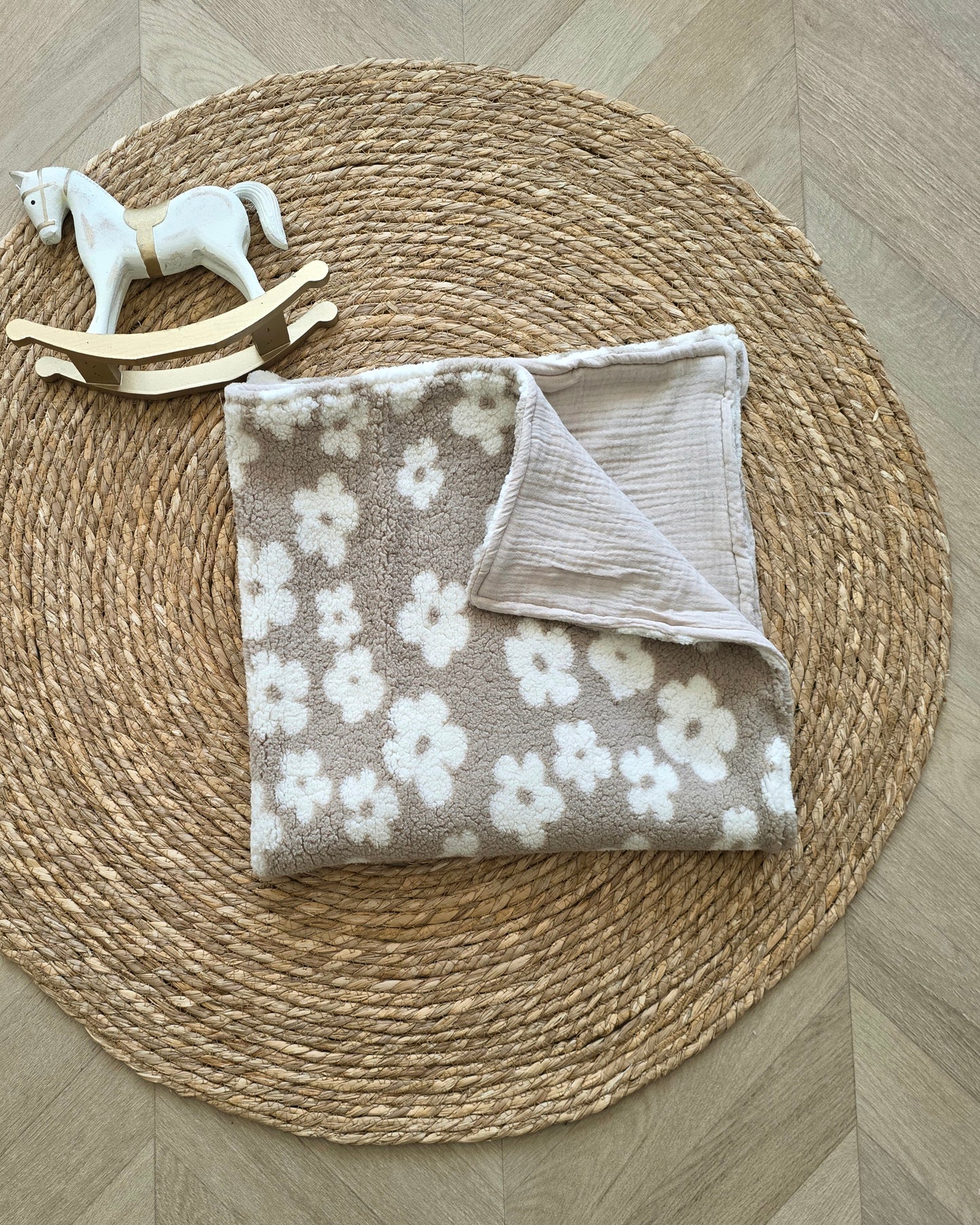 Couverture 75x75cm fine teddy marron et fleur beige