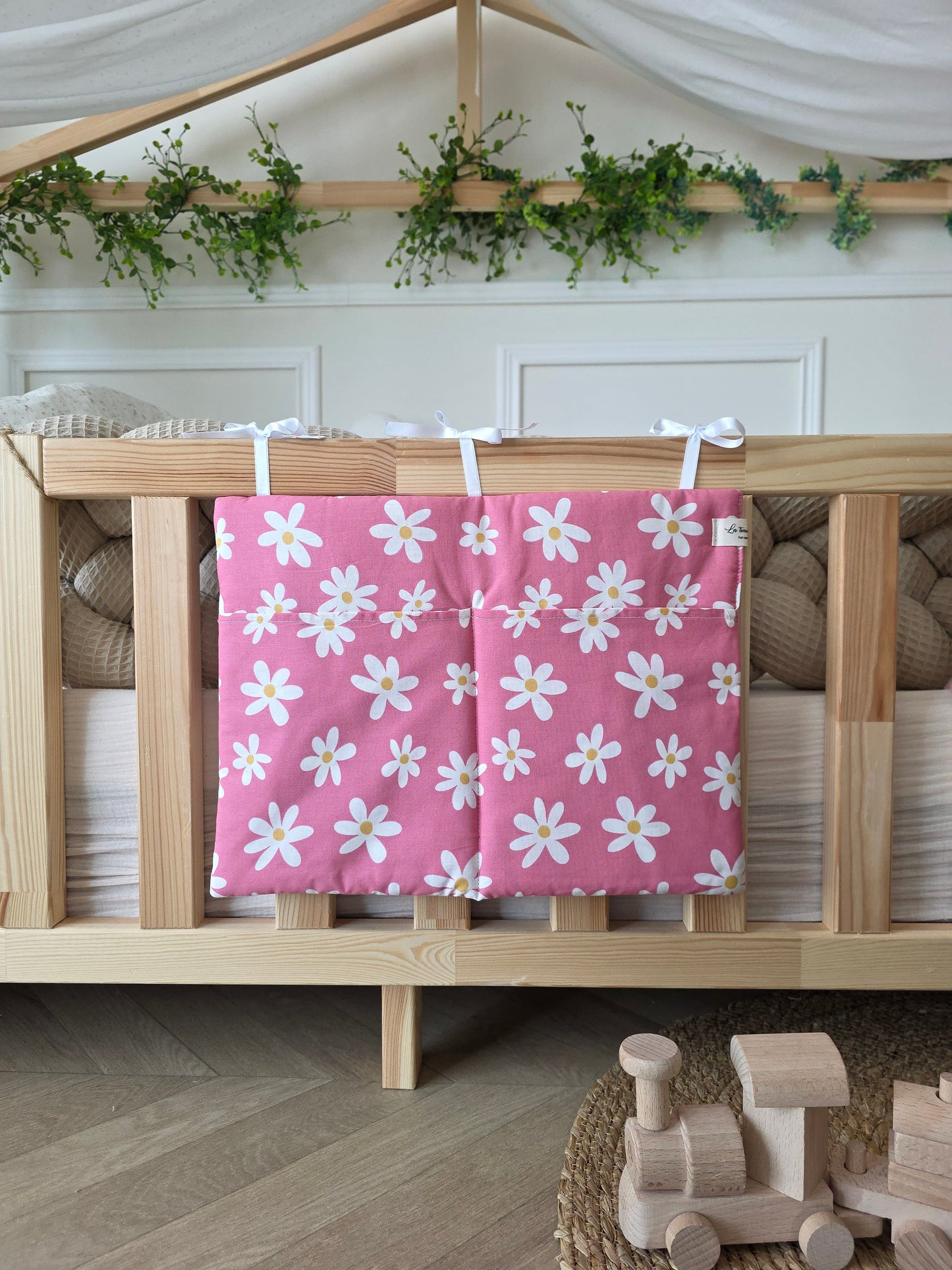 Range doudou rose fleurs blanches