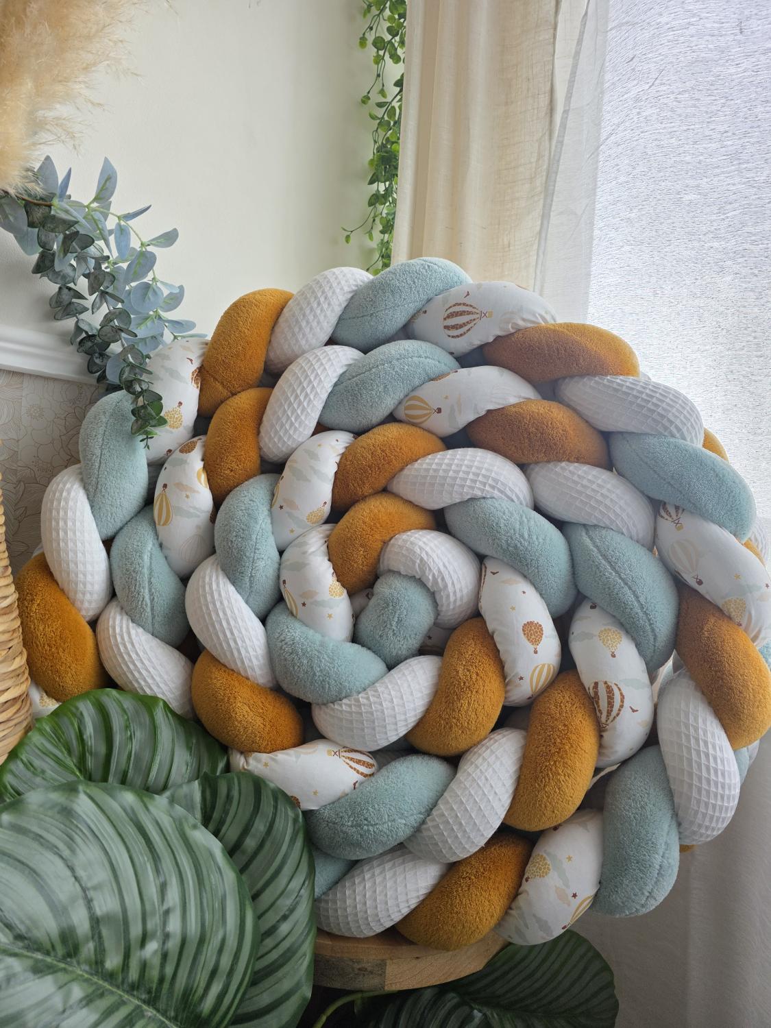 Tresse de lit 4 brins blanc doudou menthe et moutarde et mongolfières 4.6m