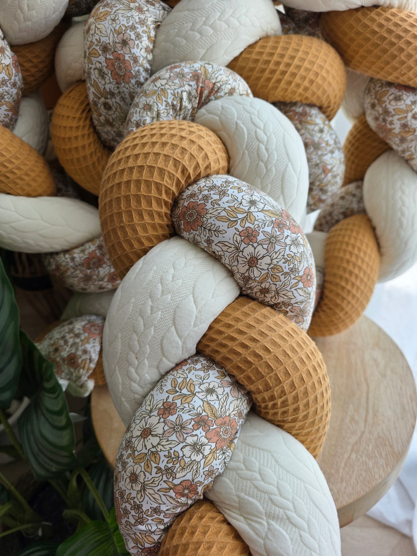 Tresse de lit 3 brins 300cm camel tricot écru et fleurs de pêche