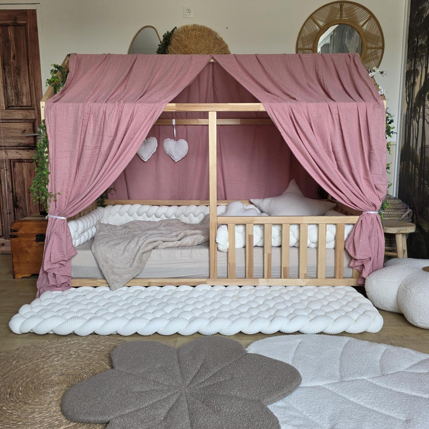 Ciel de lit cabane modèle A rose bonbon à pois dorés