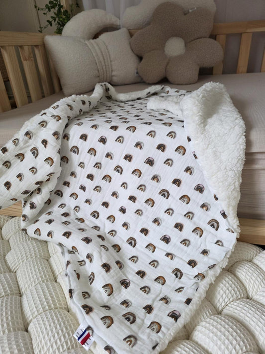 Petite couverture arc en ciel beige et Moumoute écru