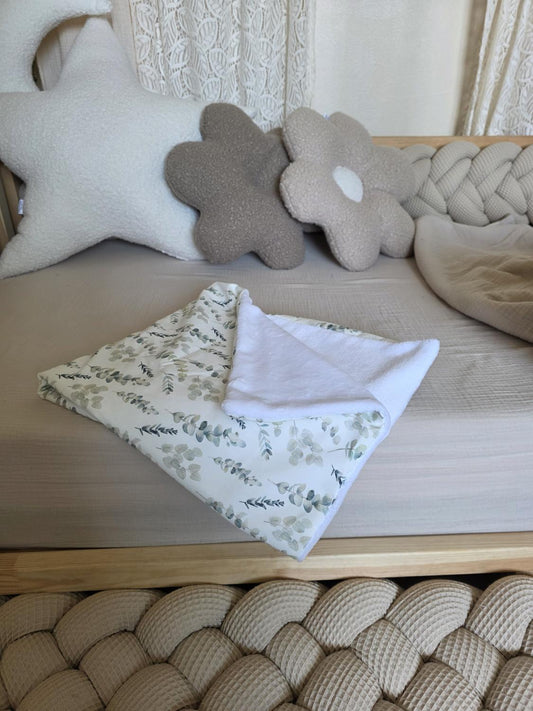 Petite couverture eucalyptus et doudou blanc