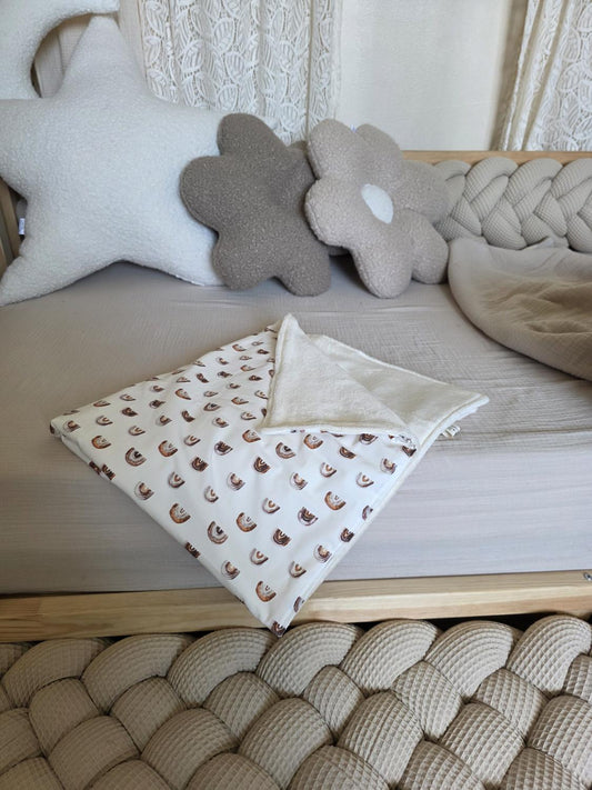 Petite couverture arc en ciel et doudou écru