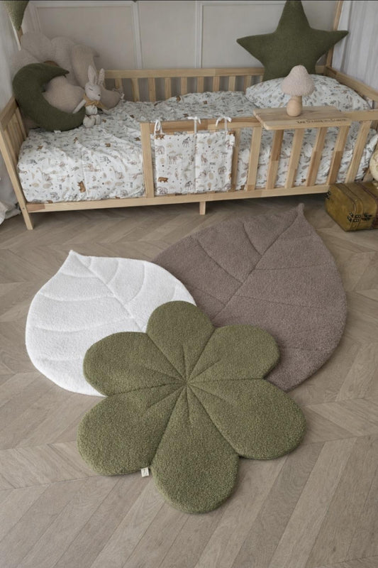 Lot de trois tapis - une petite et une grande feuille et une capucine - sur mesure