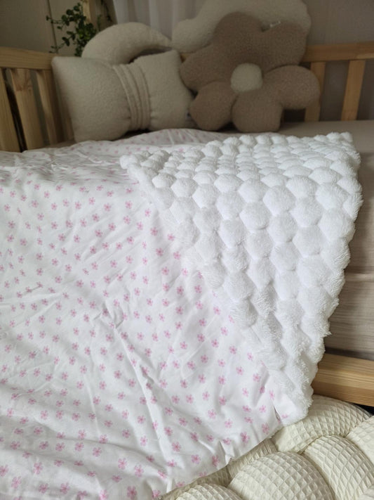 Petite couverture petites fleurs rose et carré de fourrure blanc