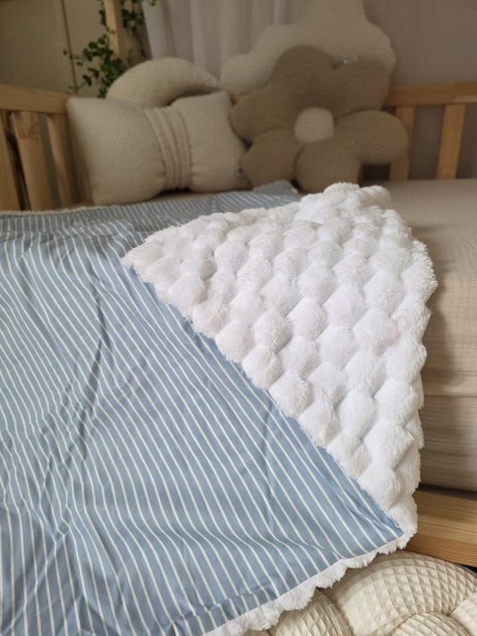 Petite couverture rayures bleues et carré de fourrure blanc