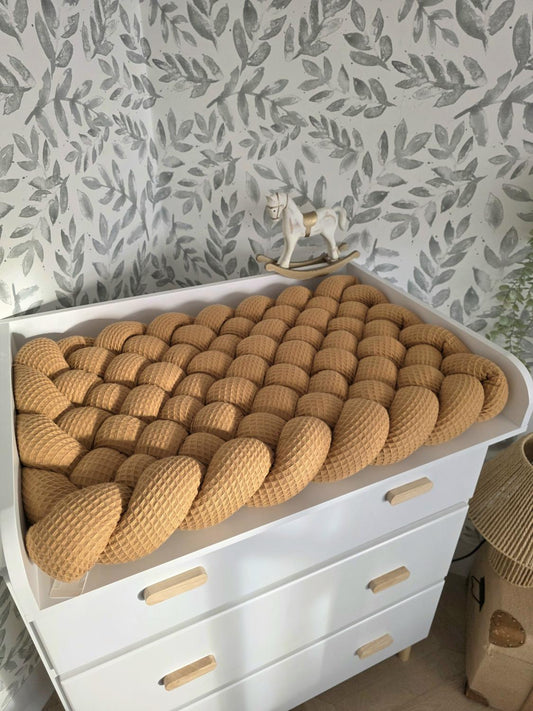 Tapis à langer tressé camel