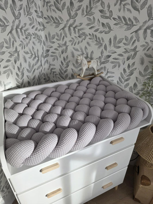 Tapis à langer tressé gris