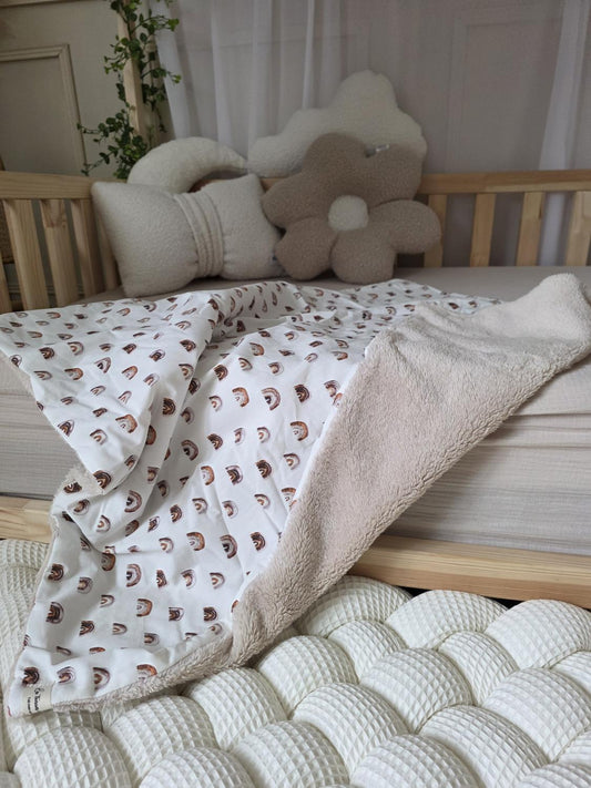 Petite couverture arc en ciel beige et fourrure beige
