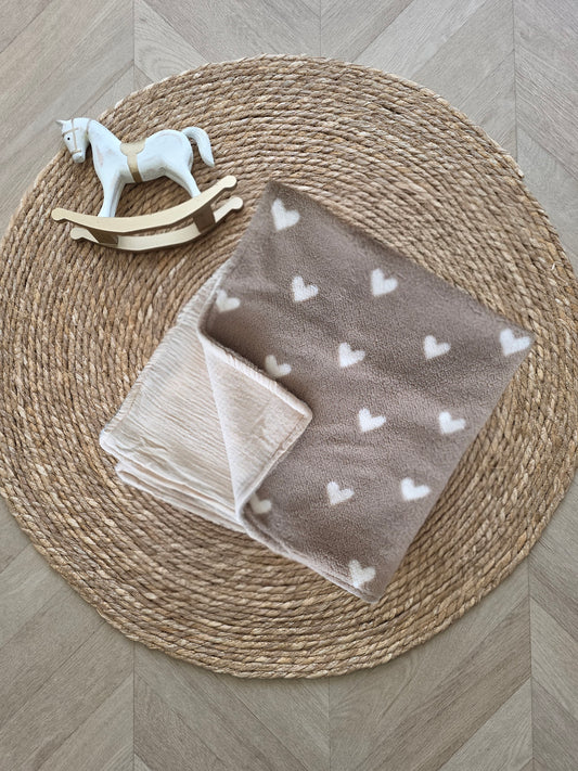 Couverture 75x75cm fine teddy marron et cœur beige