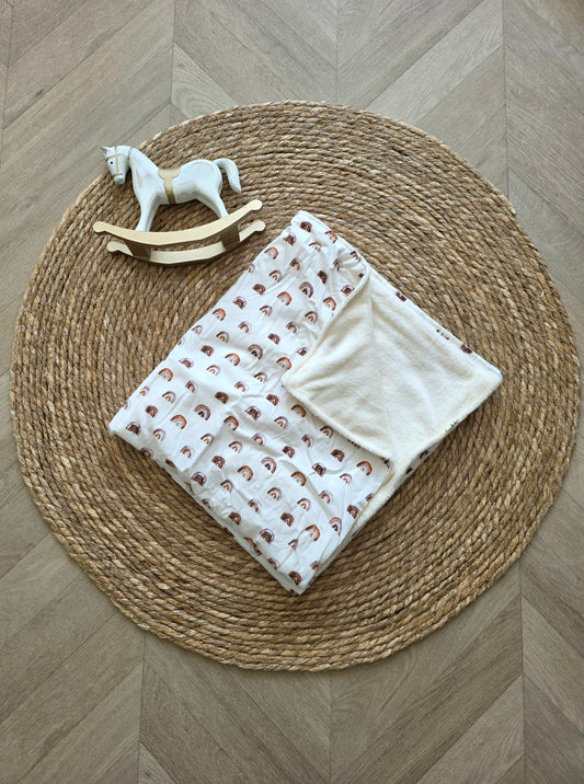 Couverture 75x75cm fine arc en ciel et doudou beige