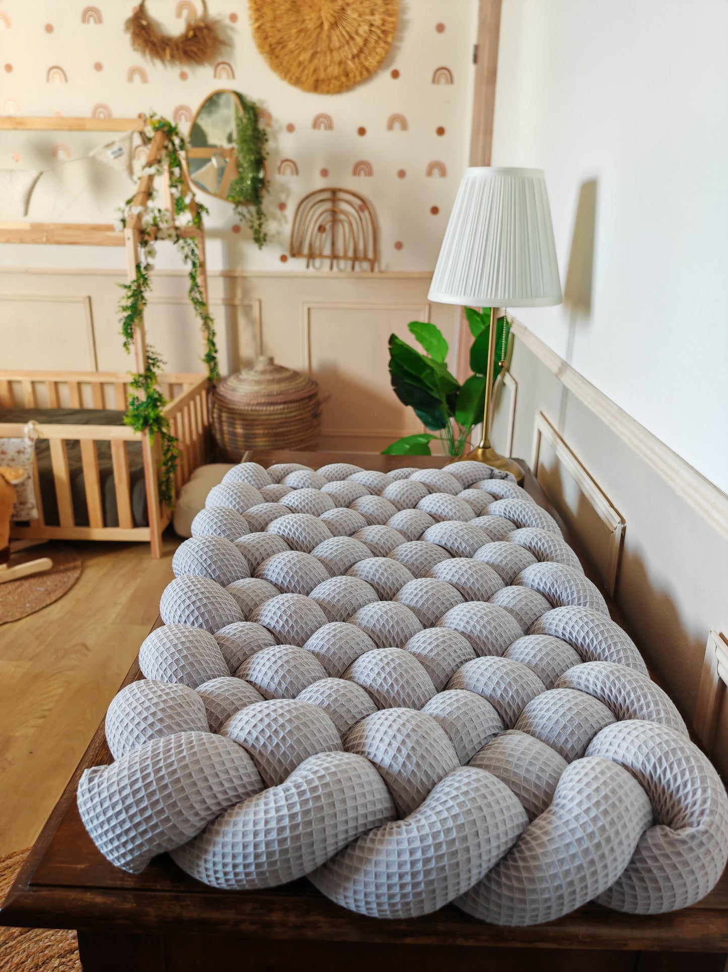 Tapis à langer tressé gris