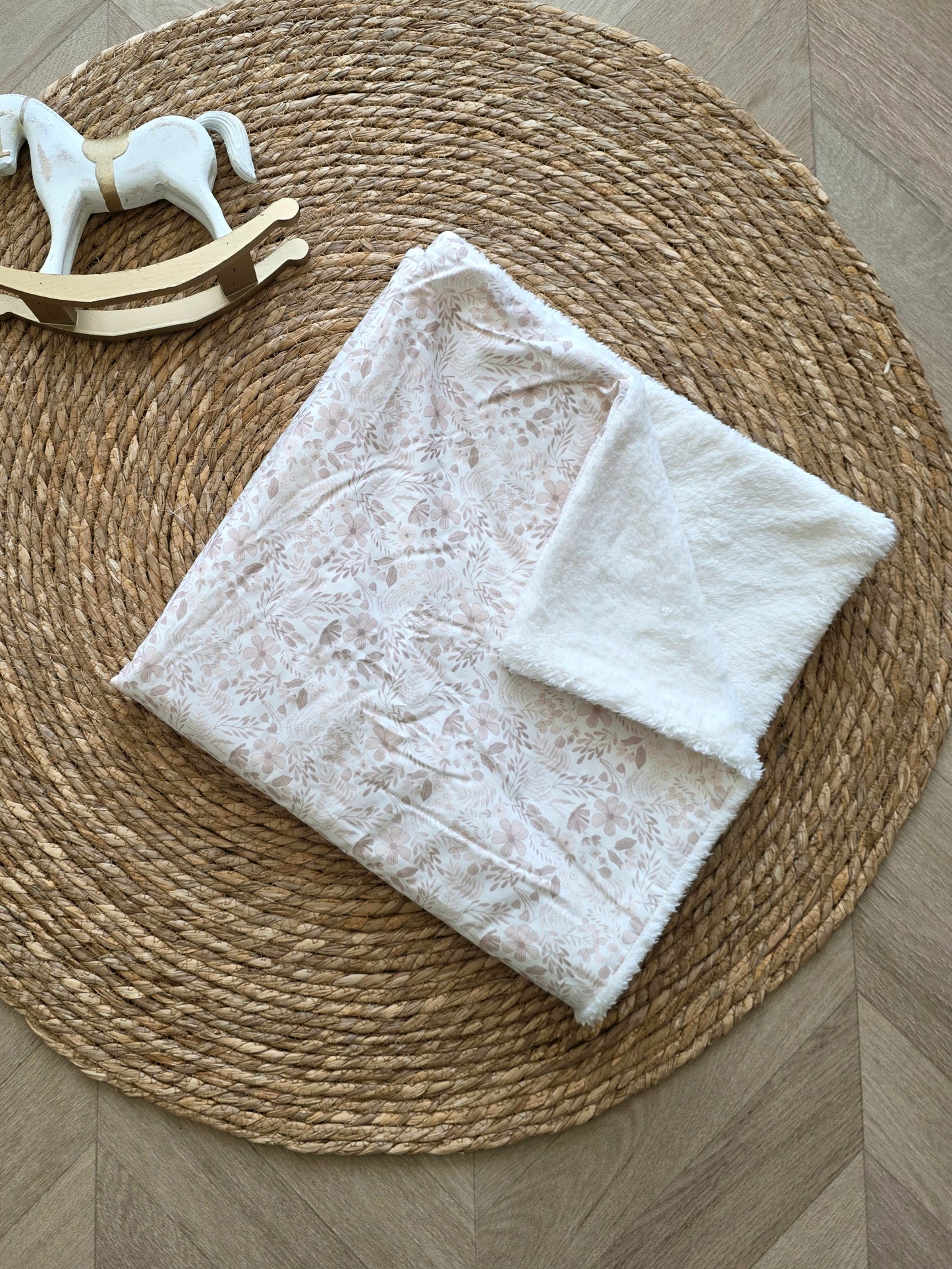 Couverture 75x75cm fine fleur pale et doudou blanc