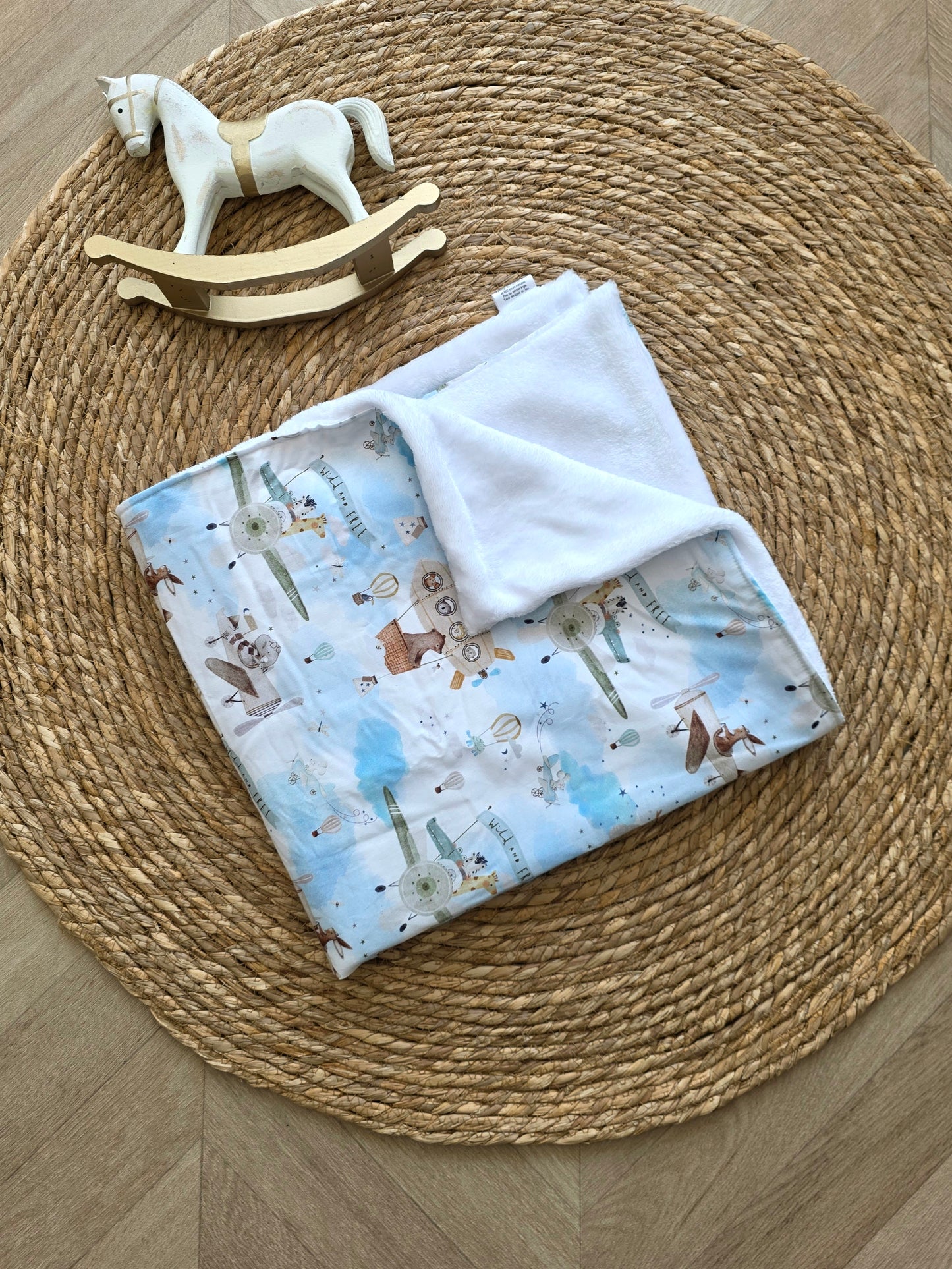 Couverture 75x75cm fine avions et doudou blanc