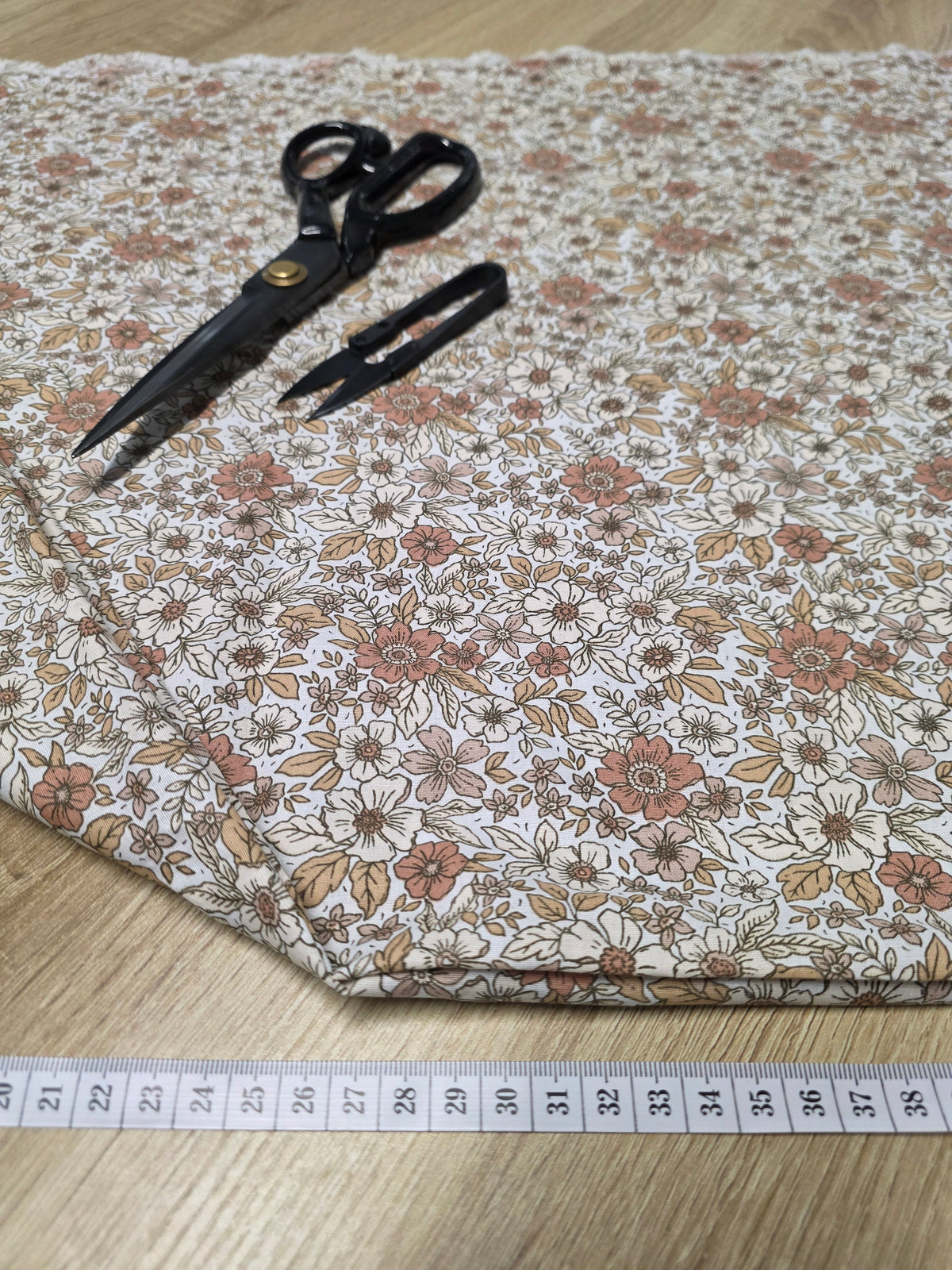Tissu en coton - Popeline de coton - motif Fleurs pêche