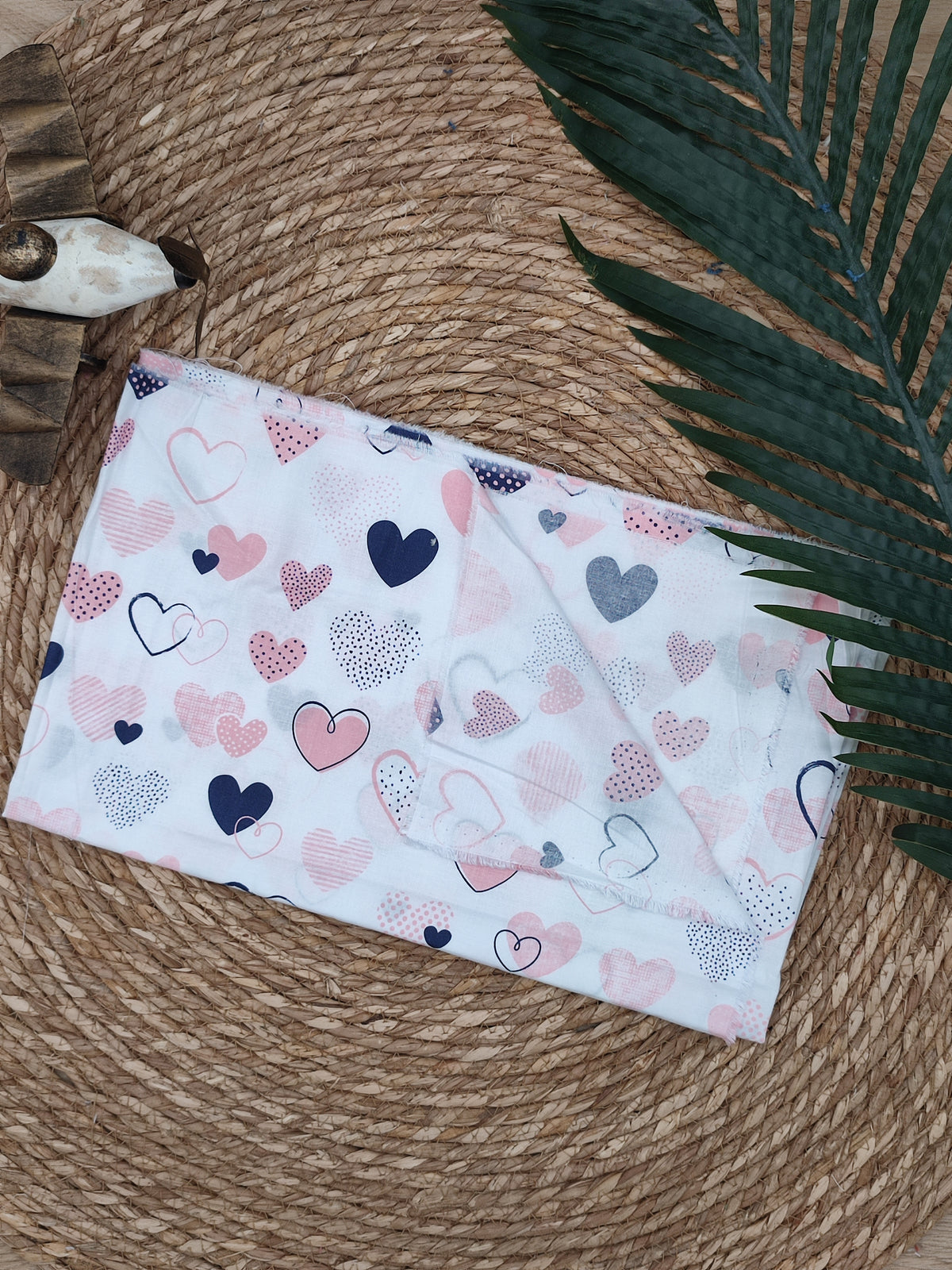 Tissu en coton - Popeline de coton - Motif Coeurs rose et noir