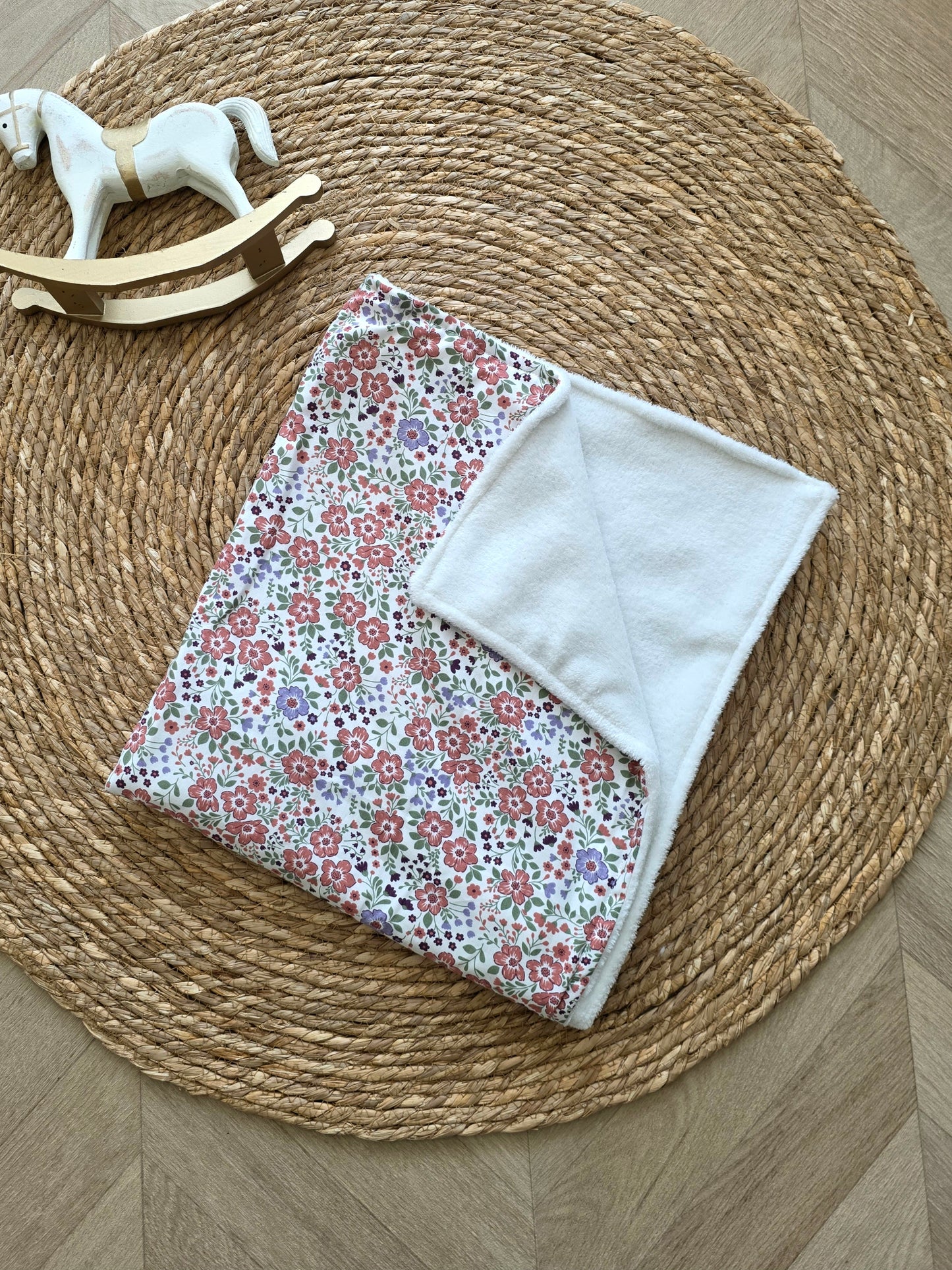 Couverture 75x75cm fine Bégonia et doudou blanc