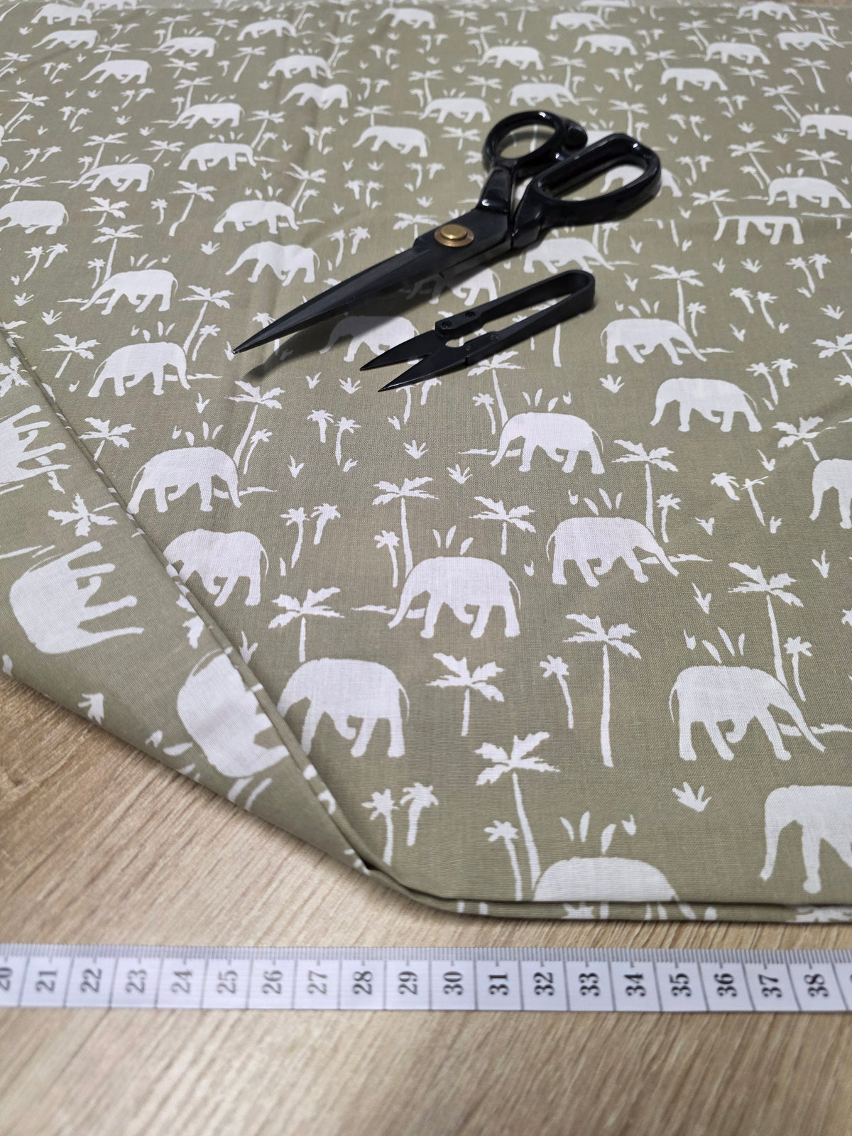 Tissu en coton - Popeline de coton - Motif Elephant olive