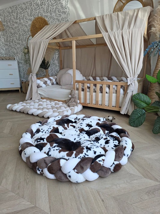 Tapis rond Vache avec tresse 3 brins vache , doudou marron et doudou blanc 100cm