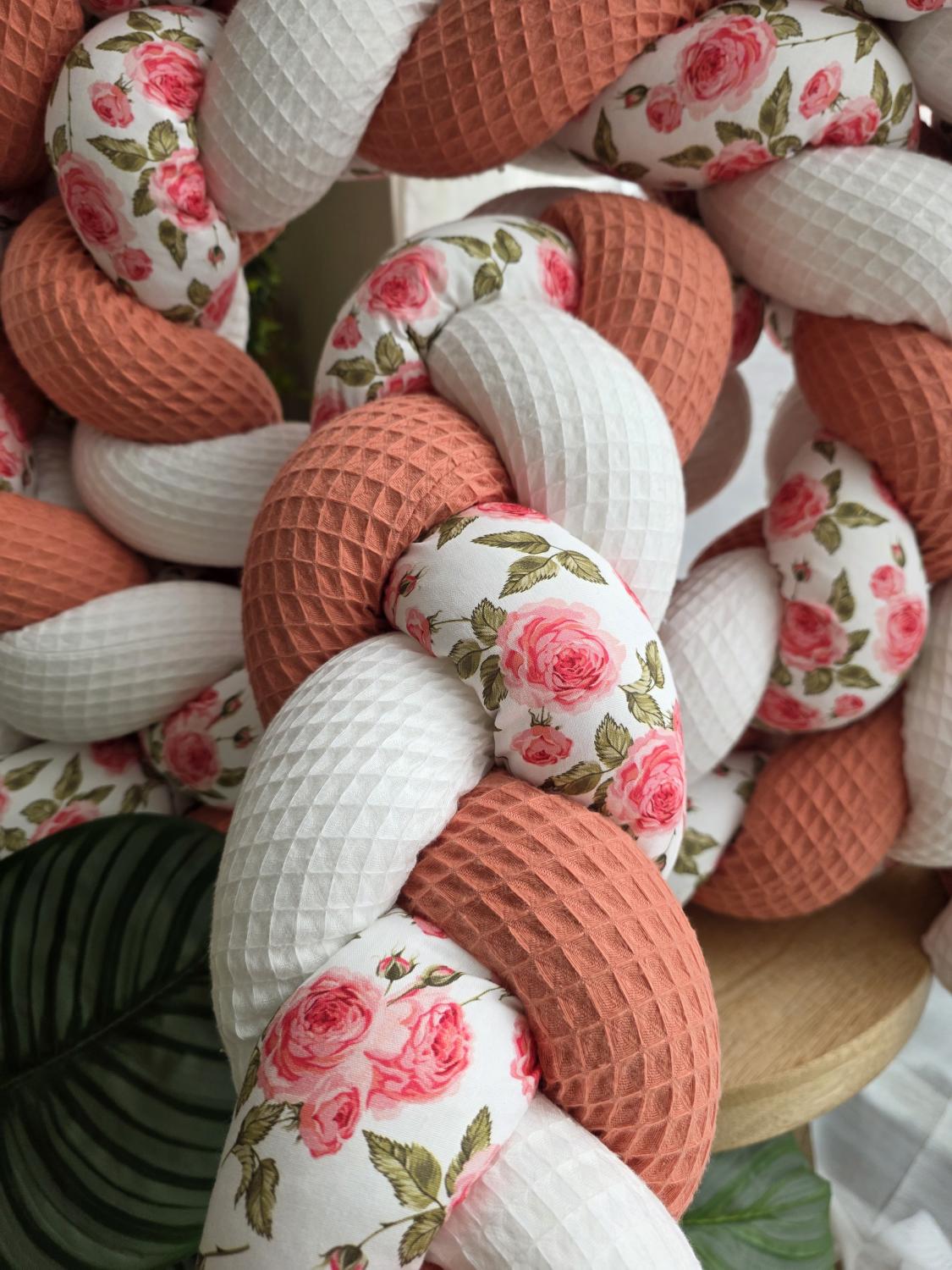 Tresse de lit 3 brins blanc corail et fleurs roses 4.6m