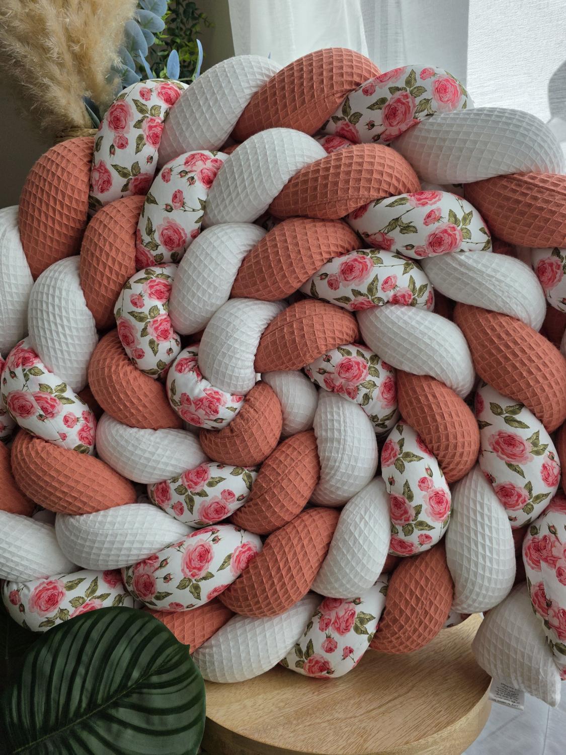 Tresse de lit 3 brins blanc corail et fleurs roses 4.6m