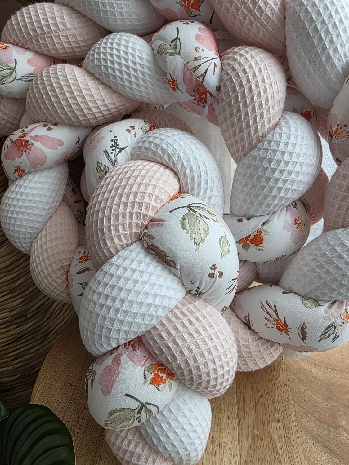 Tresse de lit 3 brins blanc rose pâle et fleurs pastel 2.5m