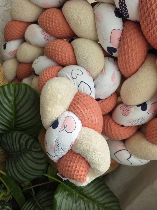 Tresse de lit 3 brins corail doudou beige et coeurs 3.6m