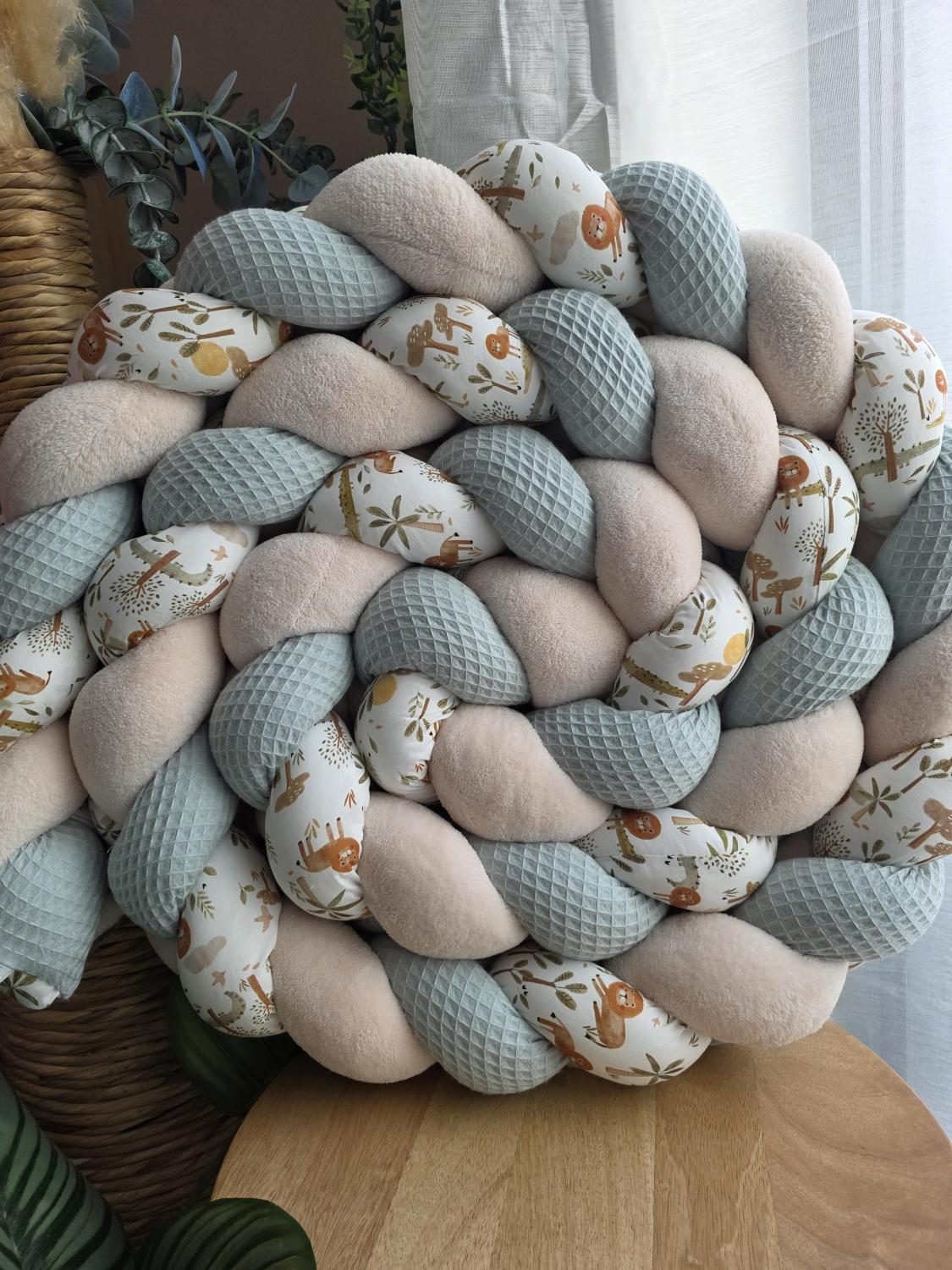 Tresse de lit 3 brins vert d'eau doudou beige et crocodile 3.6m