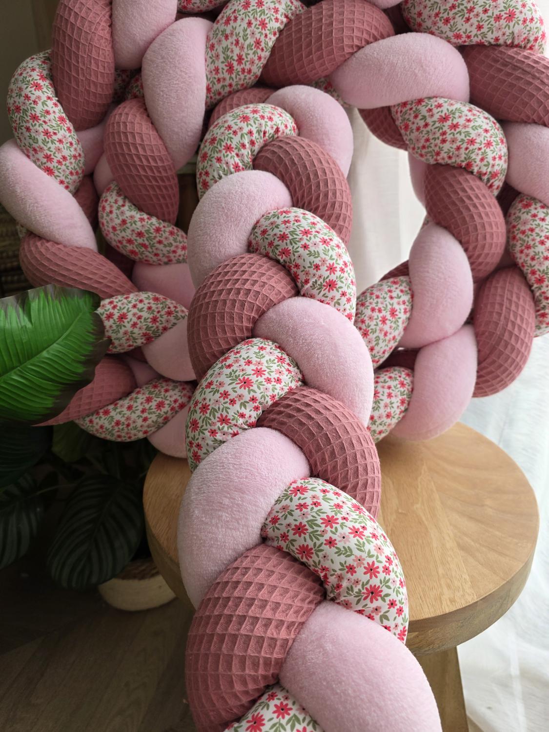 Tresse de lit 3 brins vieux rose doudou rose et fleurs fushnia 4m