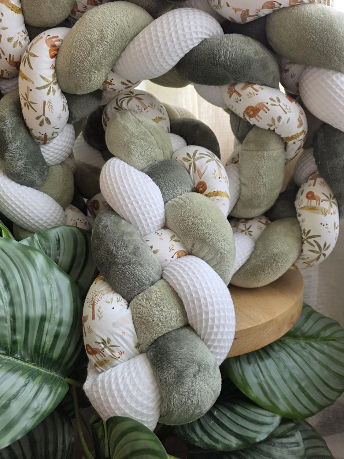 Tresse de lit 4 brins blanc doudou jade et olive et crocodile 4.6m