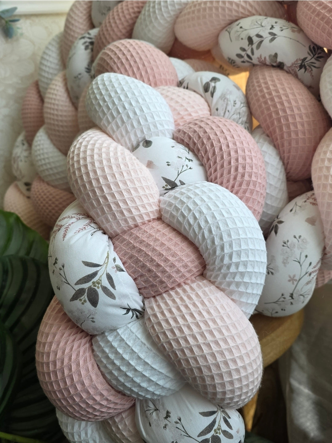 Tresse de lit 4 brins blanc poudré rose pâle et fleurs d'hiver 3.6m