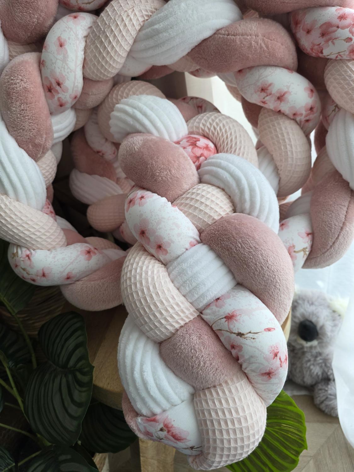 Tresse de lit 4 brins rose pâle doudou poudré cotelé blanc et fleurs de cerisier 3.6m